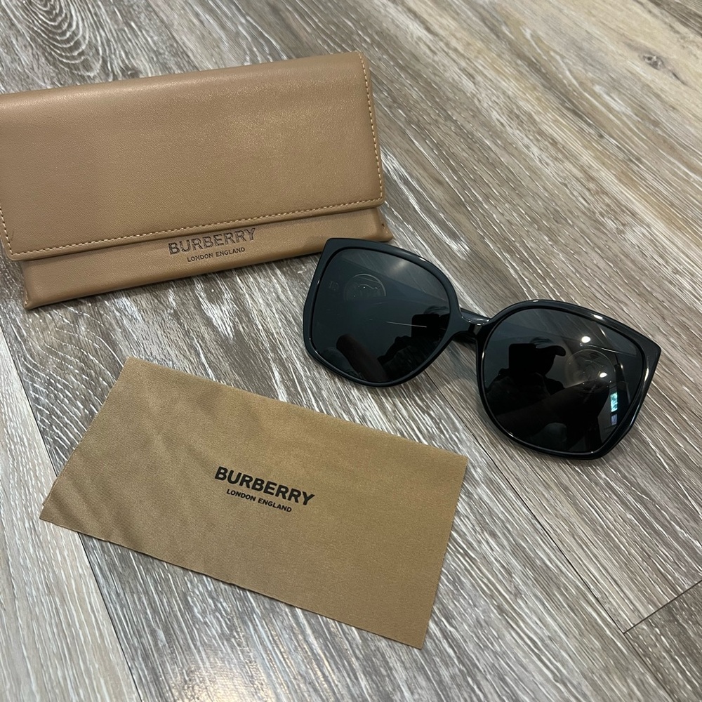 🔥BIG SALE🔥Burberry Black Shield Sunglasses with Gold TB Emblems - Picture 3 of 5